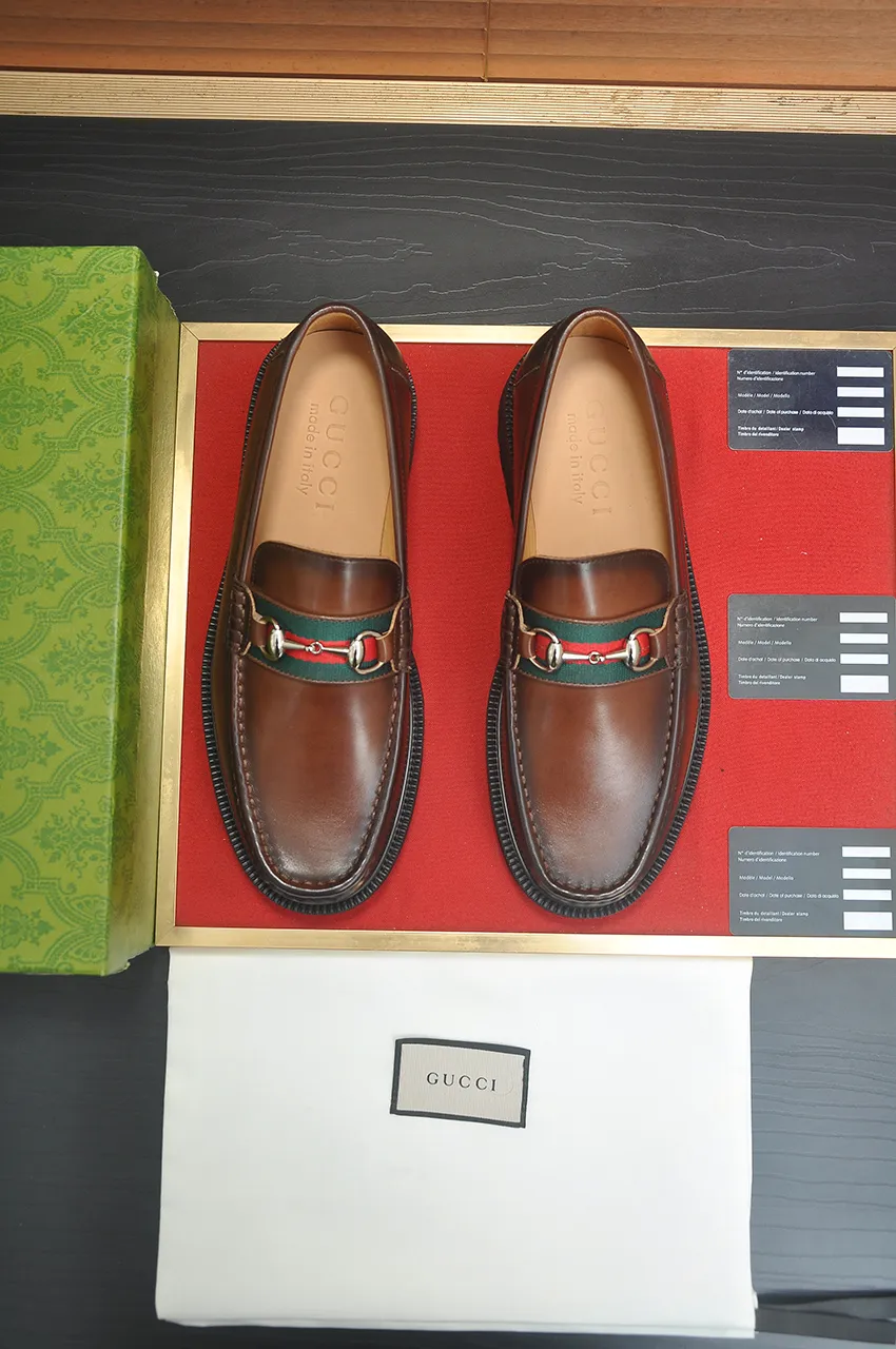 Men's shoes💰560💶Italy's top luxury men's shoe giant (GUCCI) (Gucci) (full cowhide lining) new arrival🍃Original European style🔰 Pleasant to the eye😍In order to make the shoes more durable and non-deformable🌀The production continues to follow traditional methods but there is still no lack of innovation💪Choose original sheepskin for the leather♻️ Smooth and natural And extra bright ⭐Made of imported cowhide, the first choice of rich people 38-45 (45 customized)
